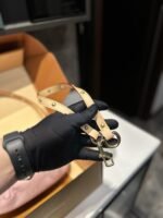 ⁦حقيبة جينز من Louis Vuitton، مقاسها 26*15 سم.⁩ - الصورة ⁦8⁩