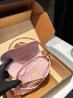 ⁦حقيبة جينز من Louis Vuitton، مقاسها 26*15 سم.⁩ - الصورة ⁦6⁩