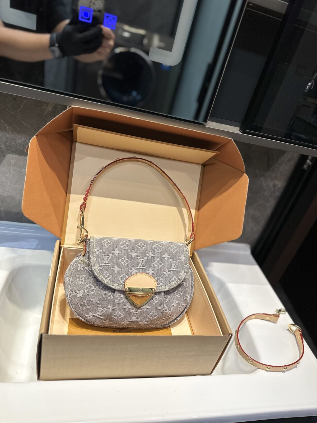 ⁦حقيبة لويس فويتون من الدنيم⁩ - الصورة ⁦1⁩