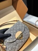 ⁦حقيبة لويس فويتون من الدنيم⁩ - الصورة ⁦2⁩