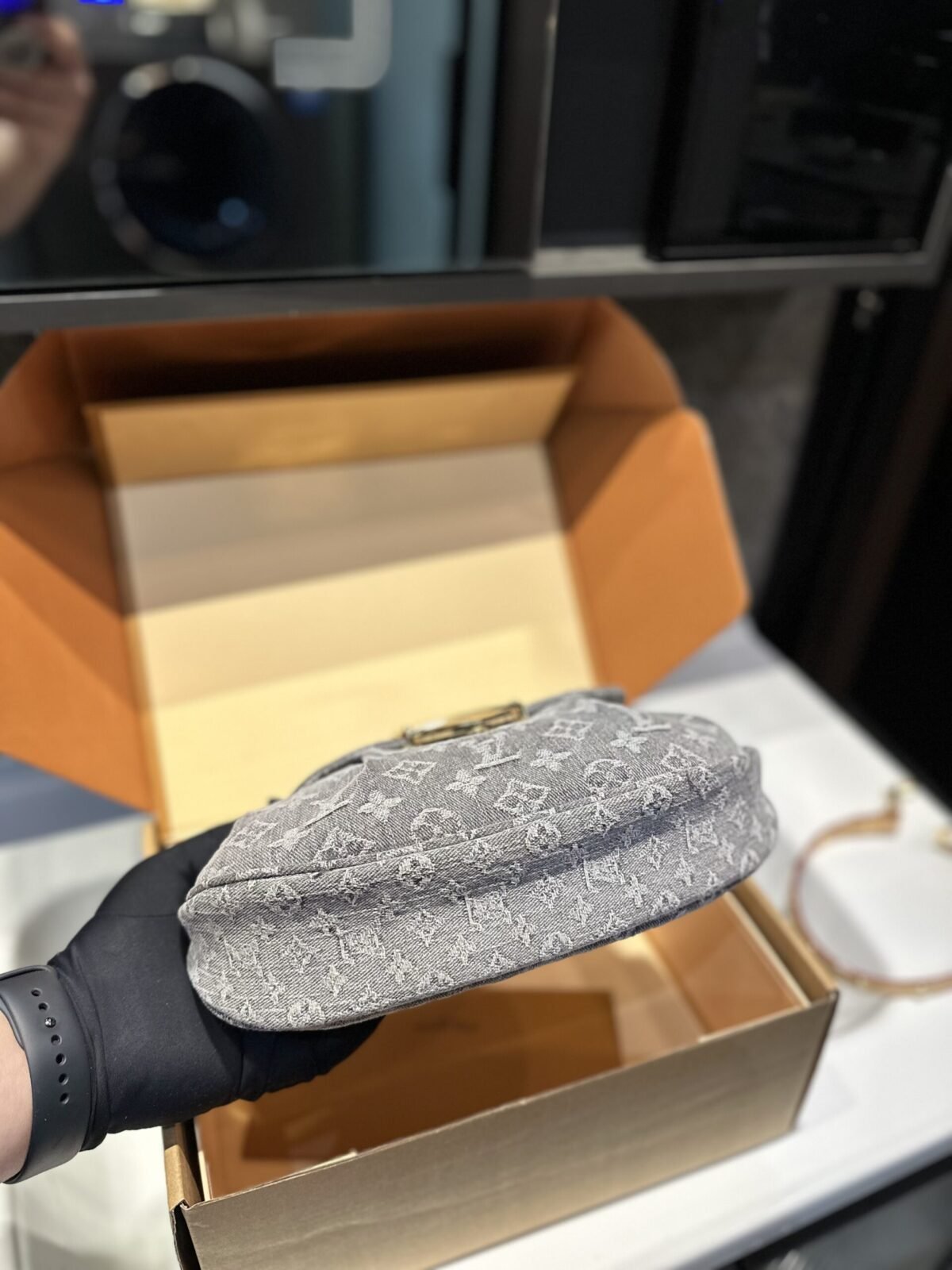 ⁦حقيبة لويس فويتون من الدنيم⁩ - الصورة ⁦7⁩