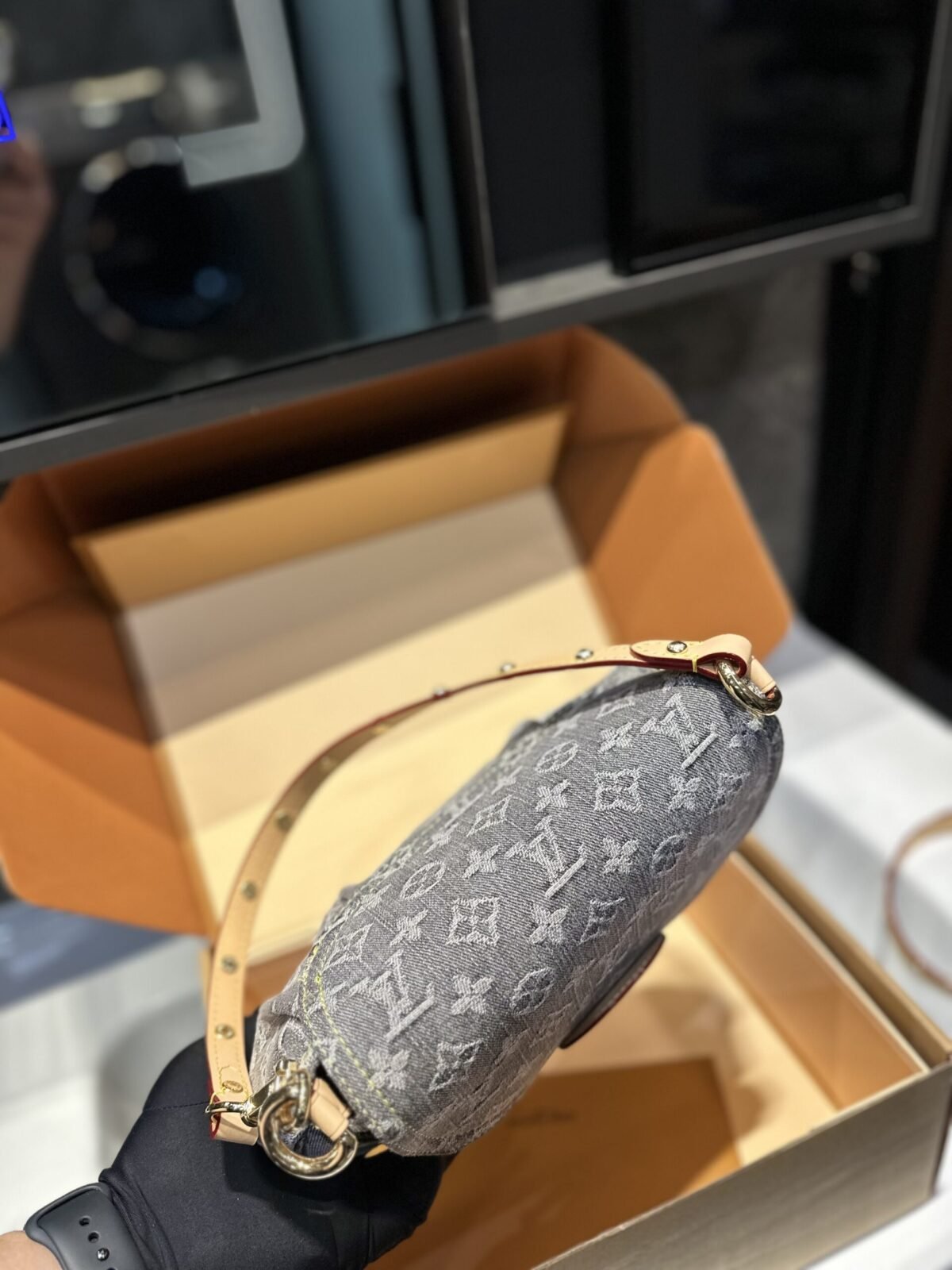 ⁦حقيبة لويس فويتون من الدنيم⁩ - الصورة ⁦6⁩