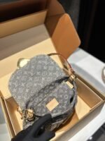 ⁦حقيبة لويس فويتون من الدنيم⁩ - الصورة ⁦4⁩