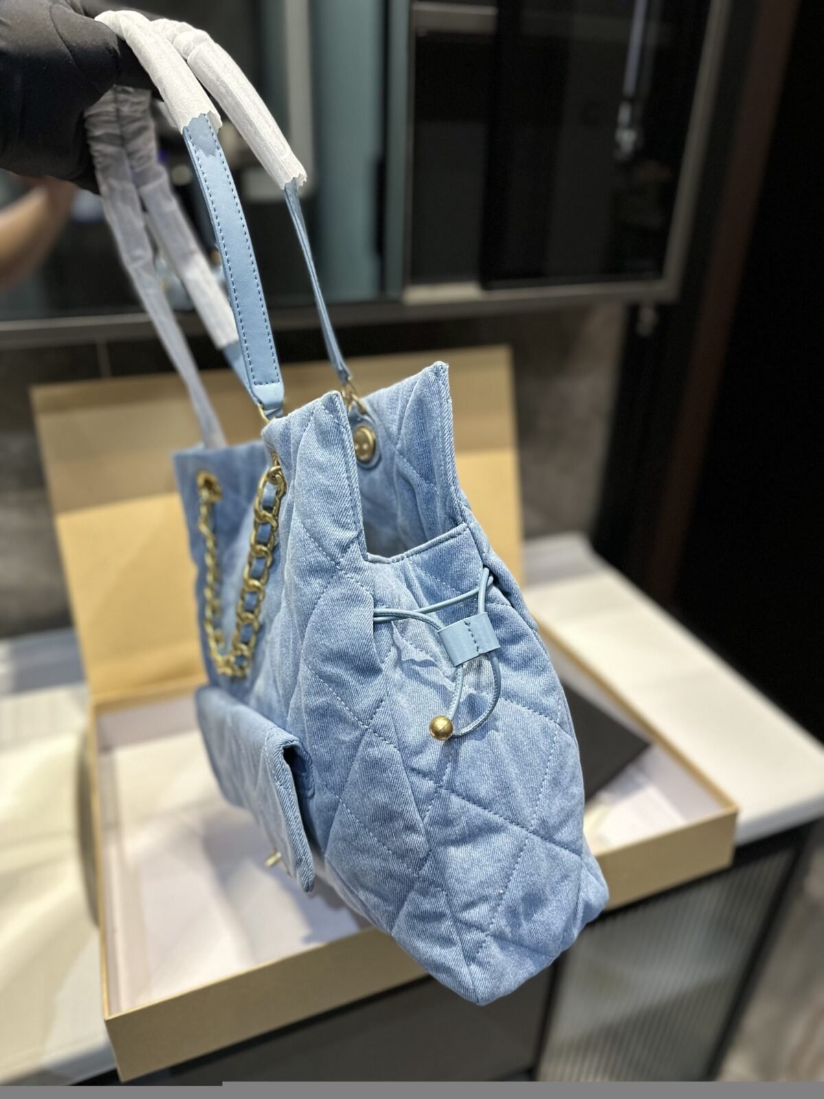 ⁦حقيبة تسوق شانيل مطرزة بالدنيم⁩ - الصورة ⁦2⁩