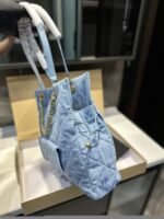 ⁦حقيبة تسوق شانيل مطرزة بالدنيم⁩ - الصورة ⁦2⁩