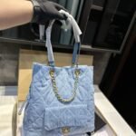 حقيبة تسوق شانيل مطرزة بالدنيم