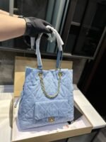 حقيبة تسوق شانيل مطرزة بالدنيم