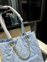 ⁦حقيبة تسوق شانيل مطرزة بالدنيم⁩ - الصورة ⁦5⁩