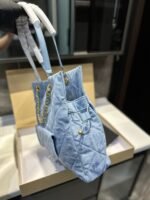 ⁦حقيبة تسوق شانيل مطرزة بالدنيم⁩ - الصورة ⁦4⁩