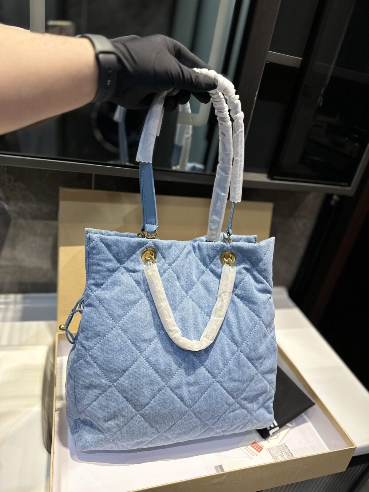 ⁦حقيبة تسوق شانيل مطرزة بالدنيم⁩ - الصورة ⁦3⁩