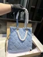 ⁦حقيبة تسوق شانيل مطرزة بالدنيم⁩ - الصورة ⁦3⁩