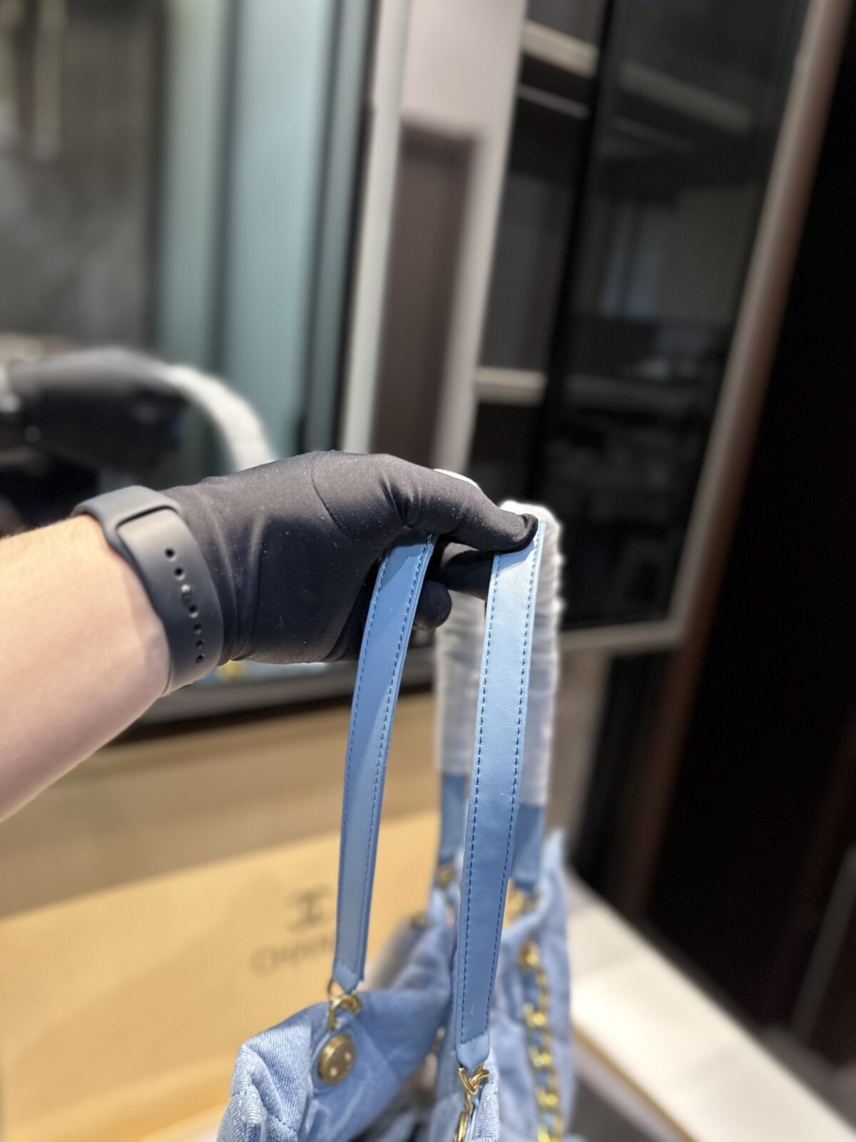 ⁦حقيبة تسوق شانيل مطرزة بالدنيم⁩ - الصورة ⁦7⁩