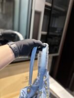 ⁦حقيبة تسوق شانيل مطرزة بالدنيم⁩ - الصورة ⁦7⁩