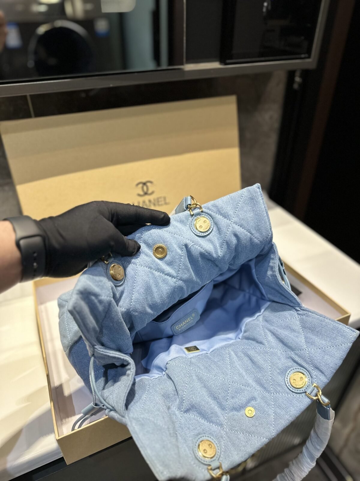 ⁦حقيبة تسوق شانيل مطرزة بالدنيم⁩ - الصورة ⁦6⁩