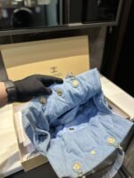 ⁦حقيبة تسوق شانيل مطرزة بالدنيم⁩ - الصورة ⁦6⁩