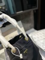 ⁦حقيبة برادا الجديدة للربيع والصيف⁩ - الصورة ⁦4⁩