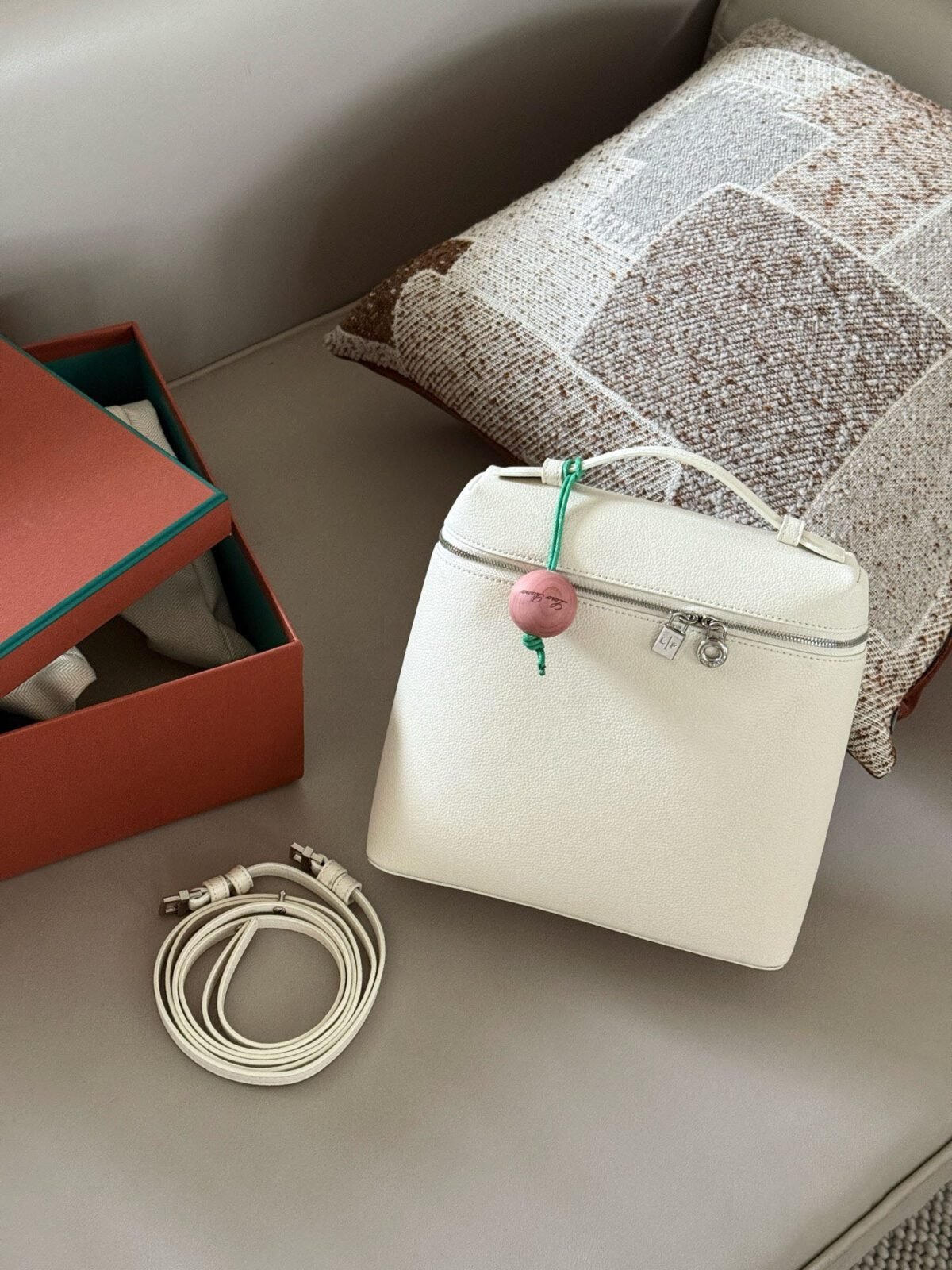 ⁦حقيبة الظهر من Loro Piana⁩ - الصورة ⁦2⁩