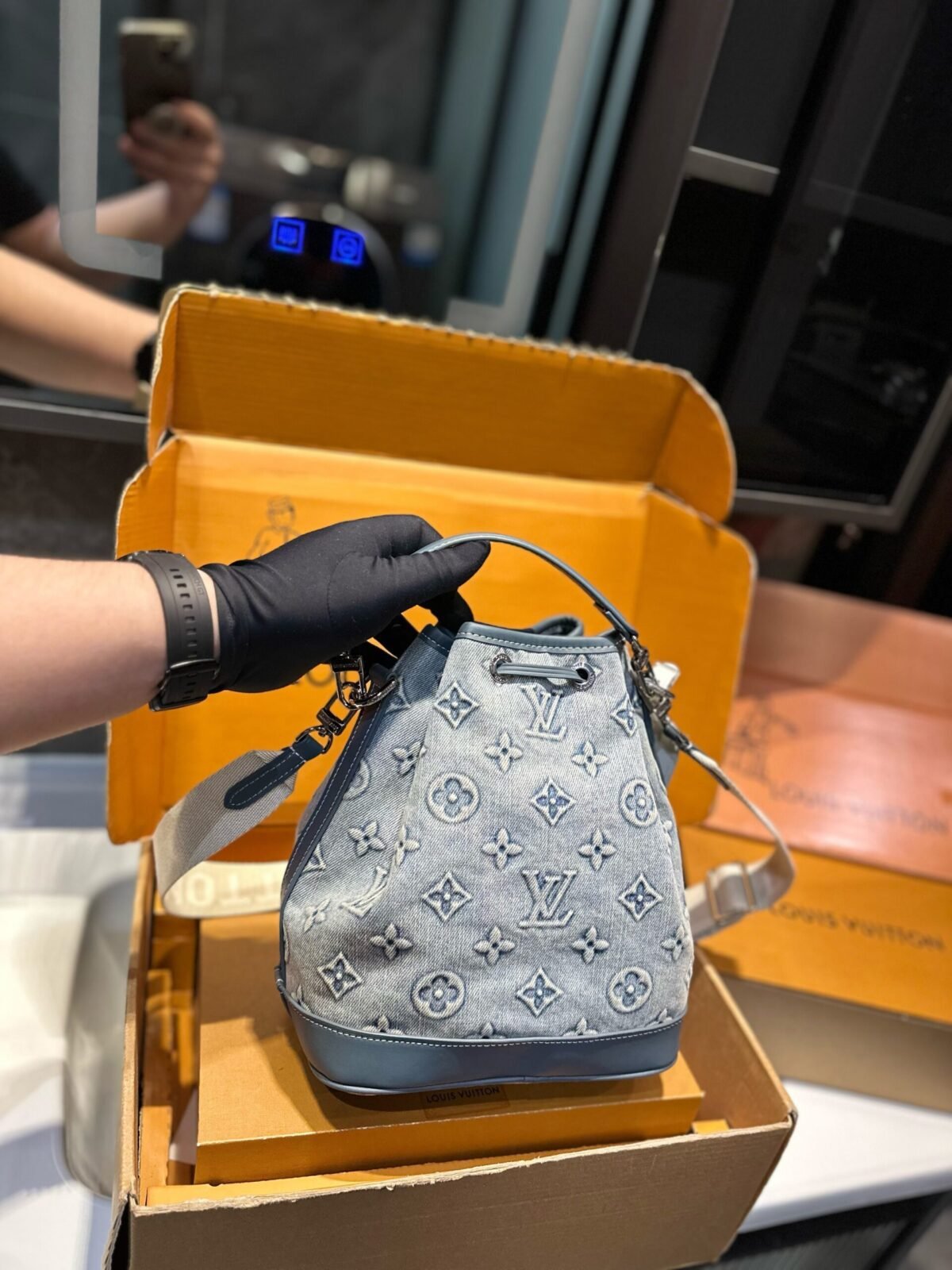 ⁦حقيبة دلو جينز من لويس فويتون⁩ - الصورة ⁦3⁩