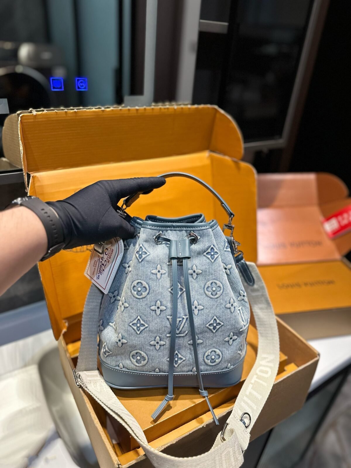 ⁦حقيبة دلو جينز من لويس فويتون⁩ - الصورة ⁦2⁩