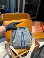 ⁦حقيبة دلو جينز من لويس فويتون⁩ - الصورة ⁦2⁩