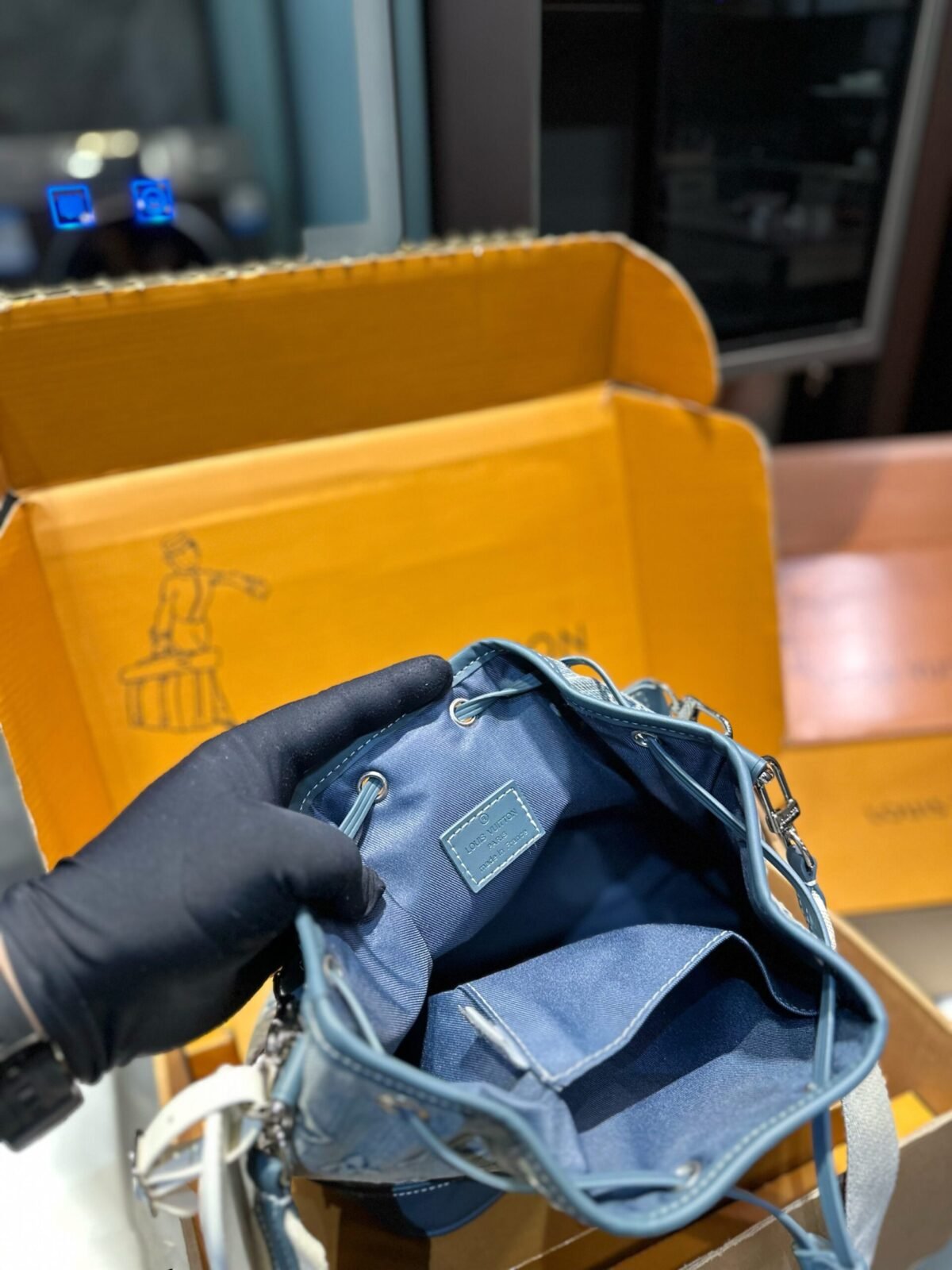 ⁦حقيبة دلو جينز من لويس فويتون⁩ - الصورة ⁦5⁩