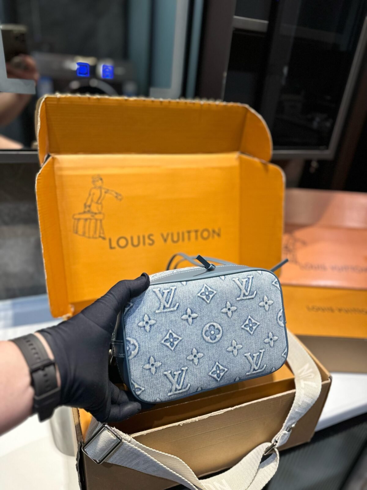 ⁦حقيبة دلو جينز من لويس فويتون⁩ - الصورة ⁦7⁩