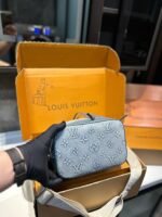 ⁦حقيبة دلو جينز من لويس فويتون⁩ - الصورة ⁦7⁩