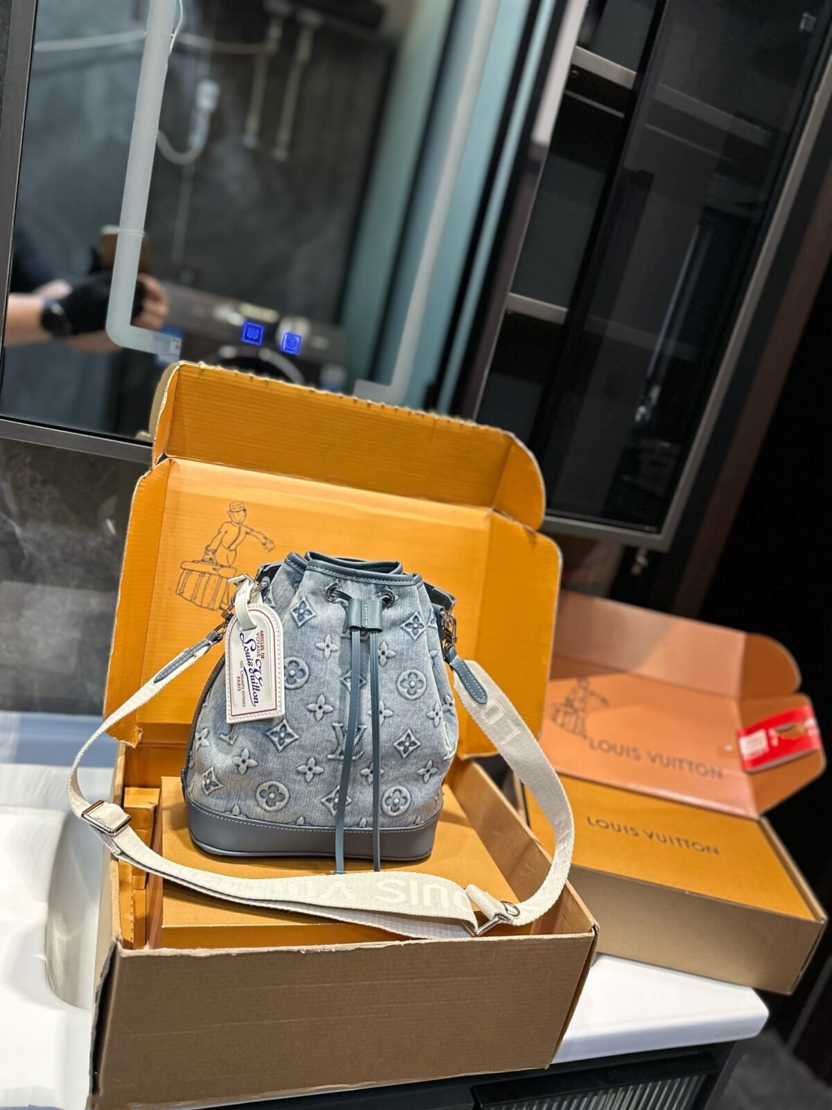 ⁦حقيبة دلو جينز من لويس فويتون⁩ - الصورة ⁦1⁩