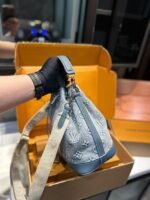 ⁦حقيبة دلو جينز من لويس فويتون⁩ - الصورة ⁦4⁩