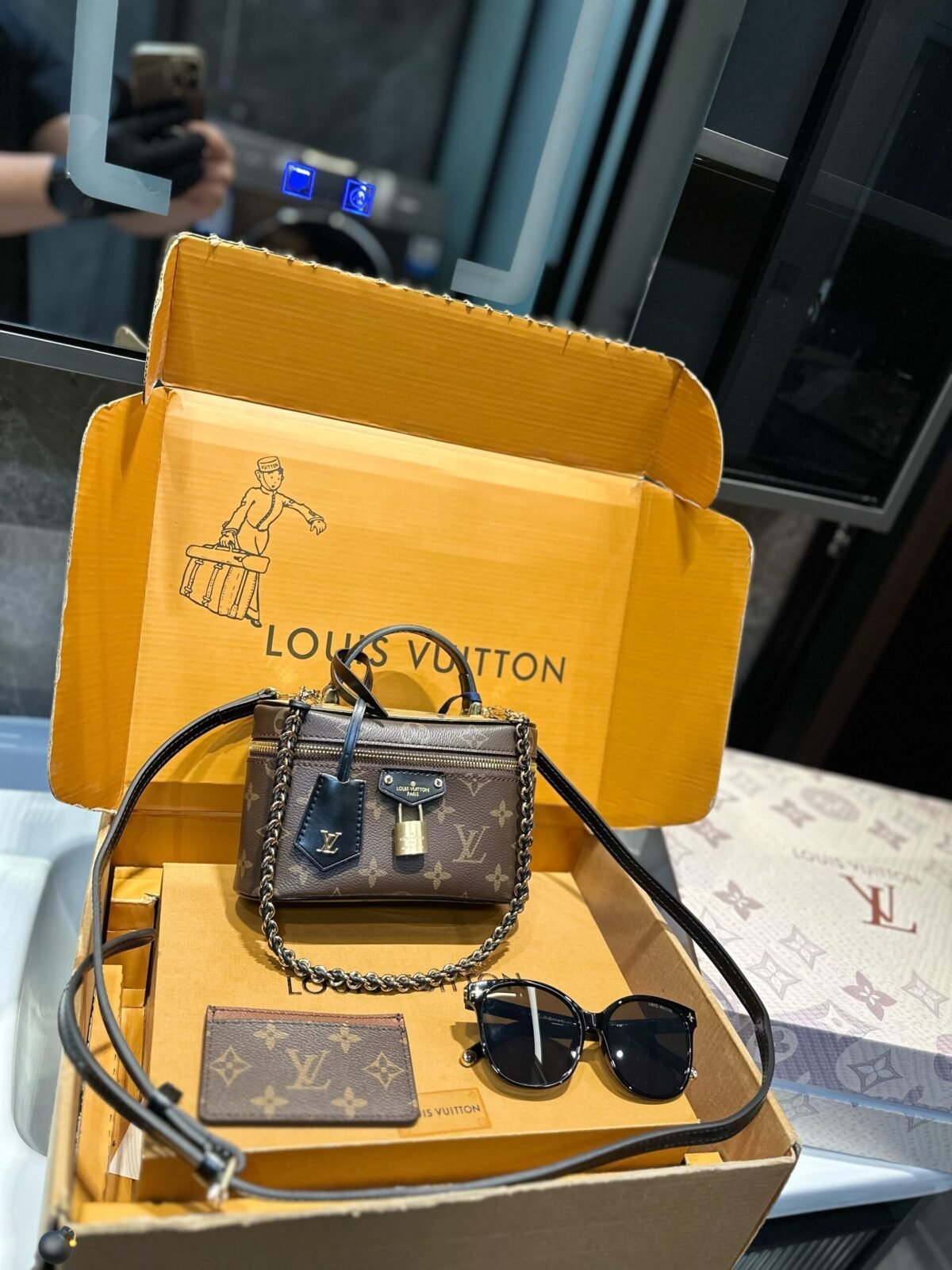 ⁦حقيبة مستحضرات تجميل من لويس فويتون بسلسلة⁩ - الصورة ⁦1⁩