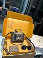 حقيبة مستحضرات تجميل من لويس فويتون بسلسلة