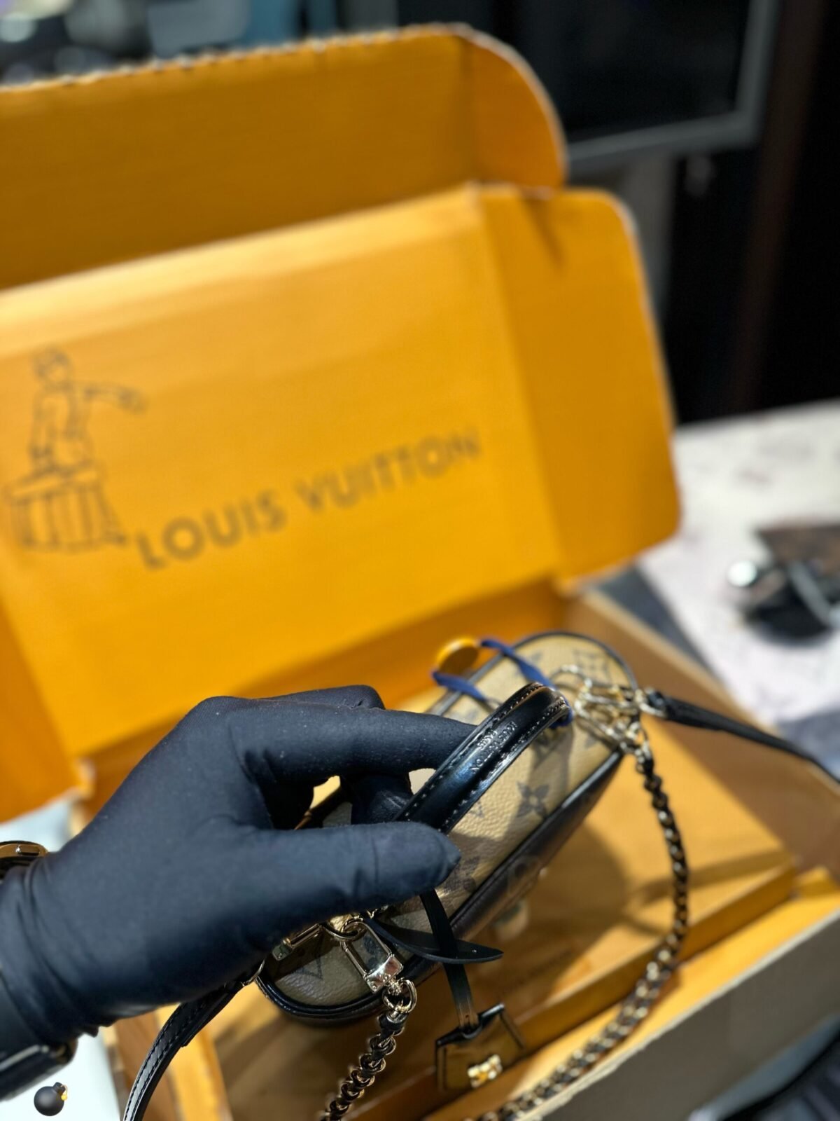 ⁦حقيبة مستحضرات تجميل من لويس فويتون بسلسلة⁩ - الصورة ⁦5⁩