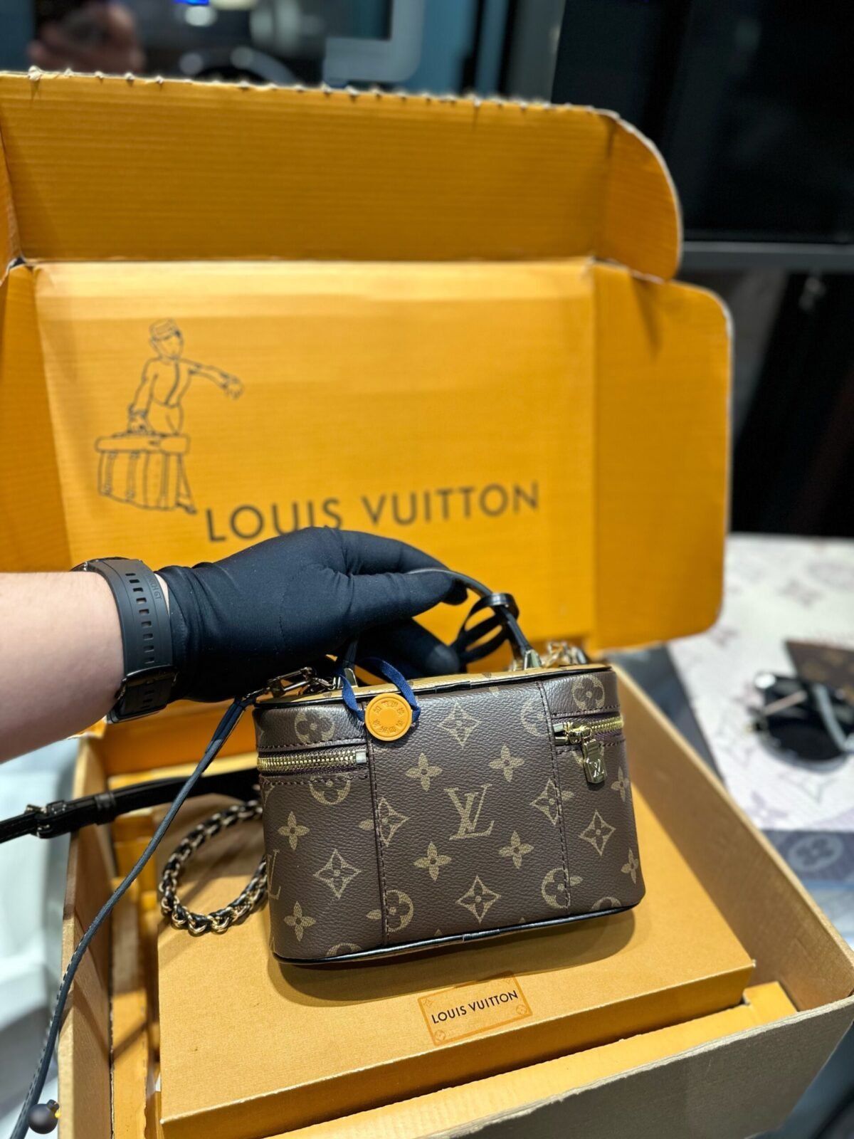 ⁦حقيبة مستحضرات تجميل من لويس فويتون بسلسلة⁩ - الصورة ⁦2⁩