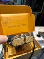 ⁦حقيبة مستحضرات تجميل من لويس فويتون بسلسلة⁩ - الصورة ⁦4⁩