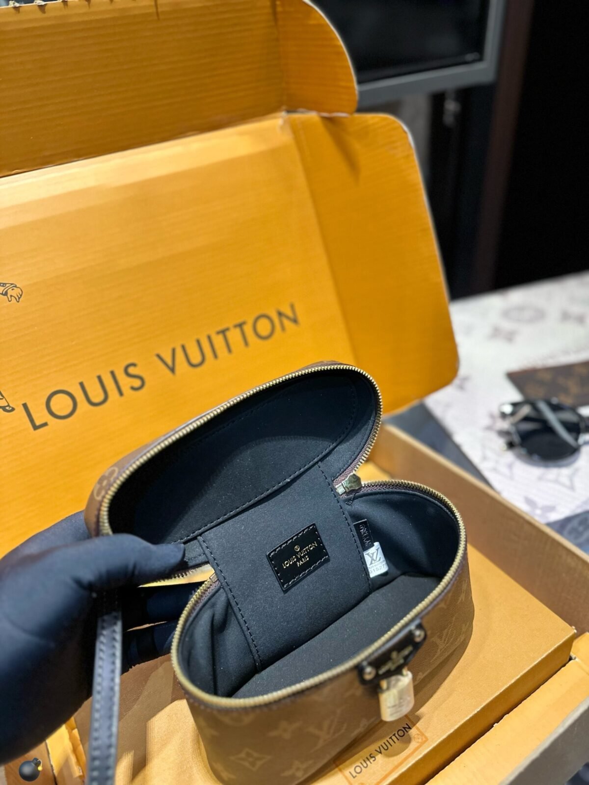 ⁦حقيبة مستحضرات تجميل من لويس فويتون بسلسلة⁩ - الصورة ⁦3⁩