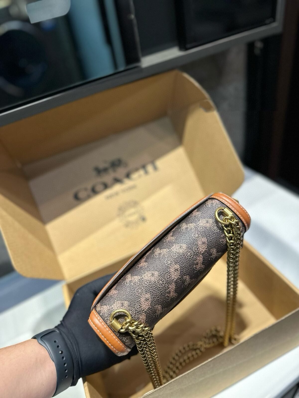 ⁦حقيبة كوتش هيرو ريترو بسلسلة⁩ - الصورة ⁦6⁩