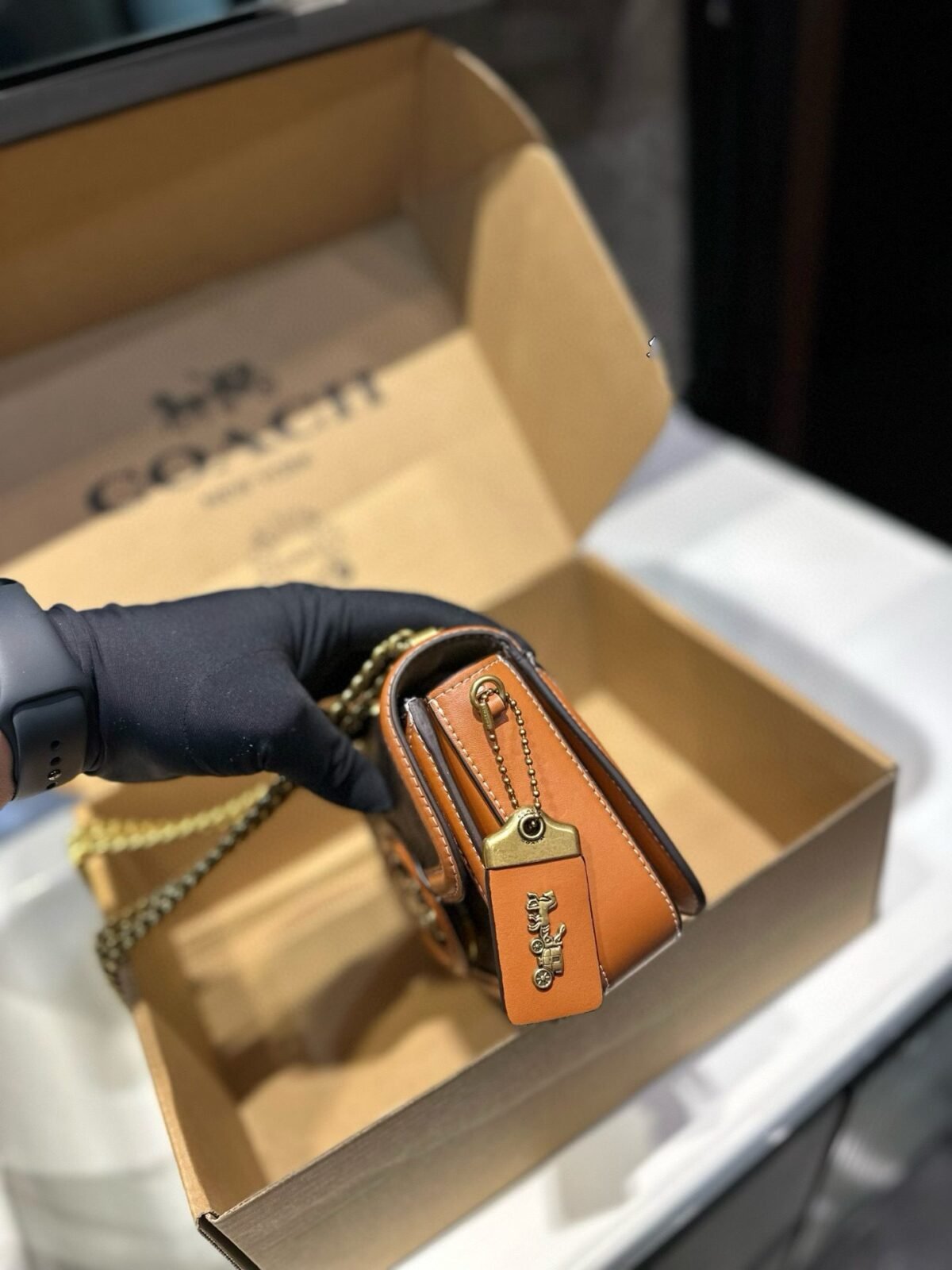 ⁦حقيبة كوتش هيرو ريترو بسلسلة⁩ - الصورة ⁦5⁩