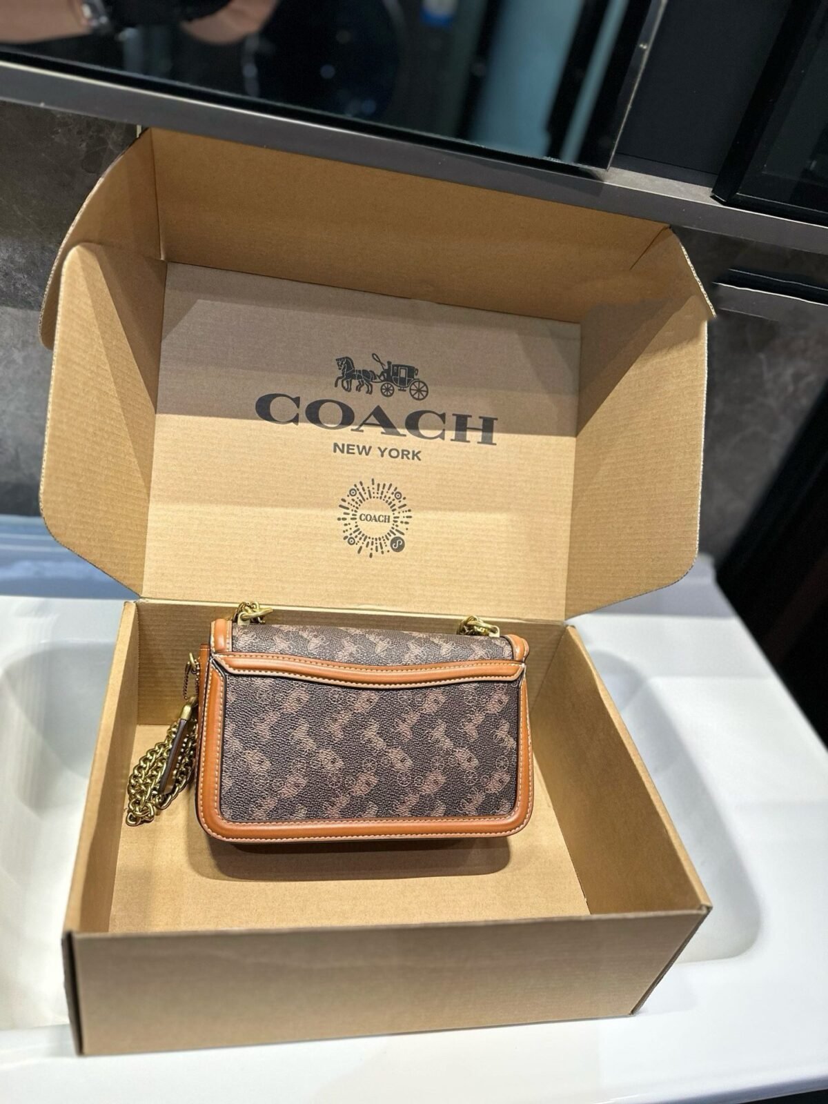 ⁦حقيبة كوتش هيرو ريترو بسلسلة⁩ - الصورة ⁦3⁩