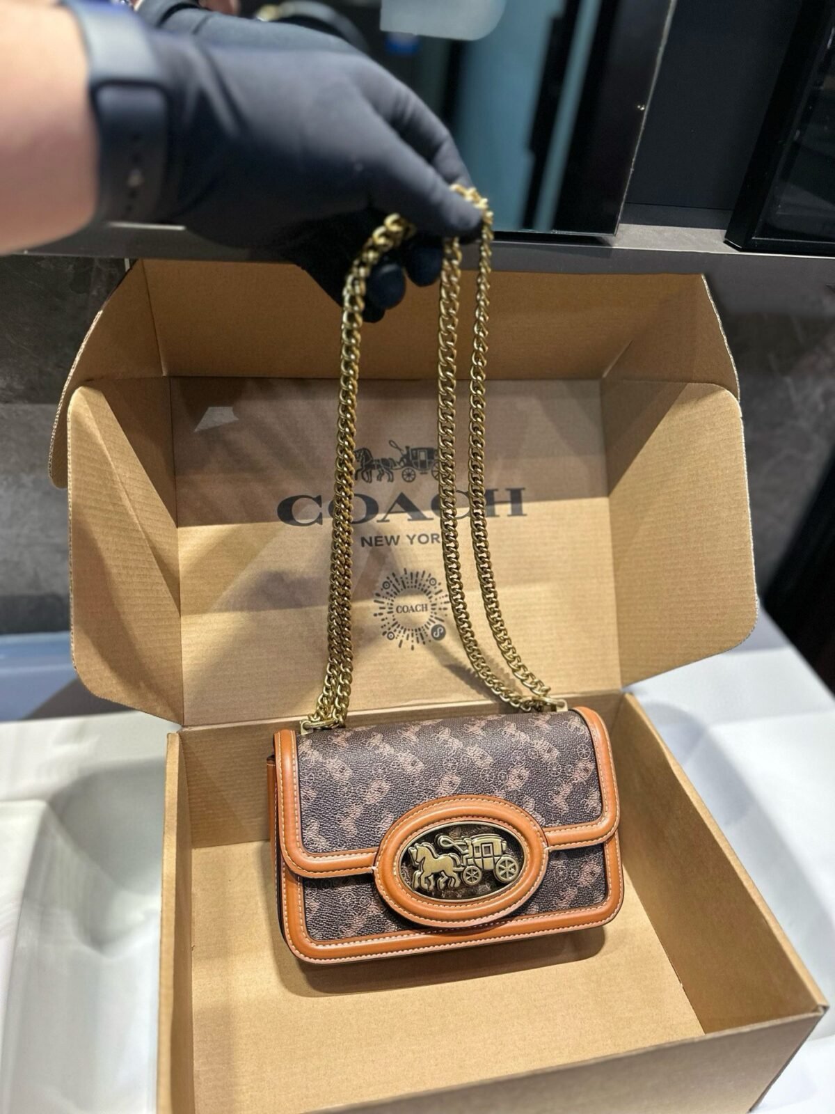 ⁦حقيبة كوتش هيرو ريترو بسلسلة⁩ - الصورة ⁦2⁩