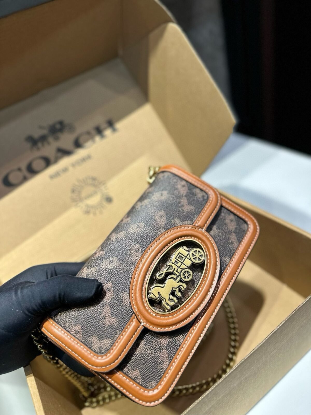 ⁦حقيبة كوتش هيرو ريترو بسلسلة⁩ - الصورة ⁦4⁩