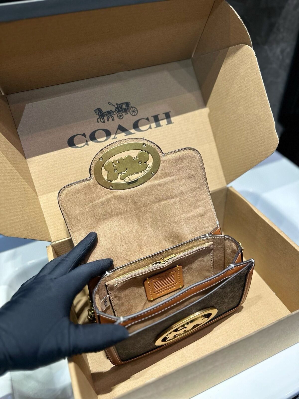 ⁦حقيبة كوتش هيرو ريترو بسلسلة⁩ - الصورة ⁦7⁩