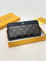 محفظة Louis Vuitton الفاخرة
