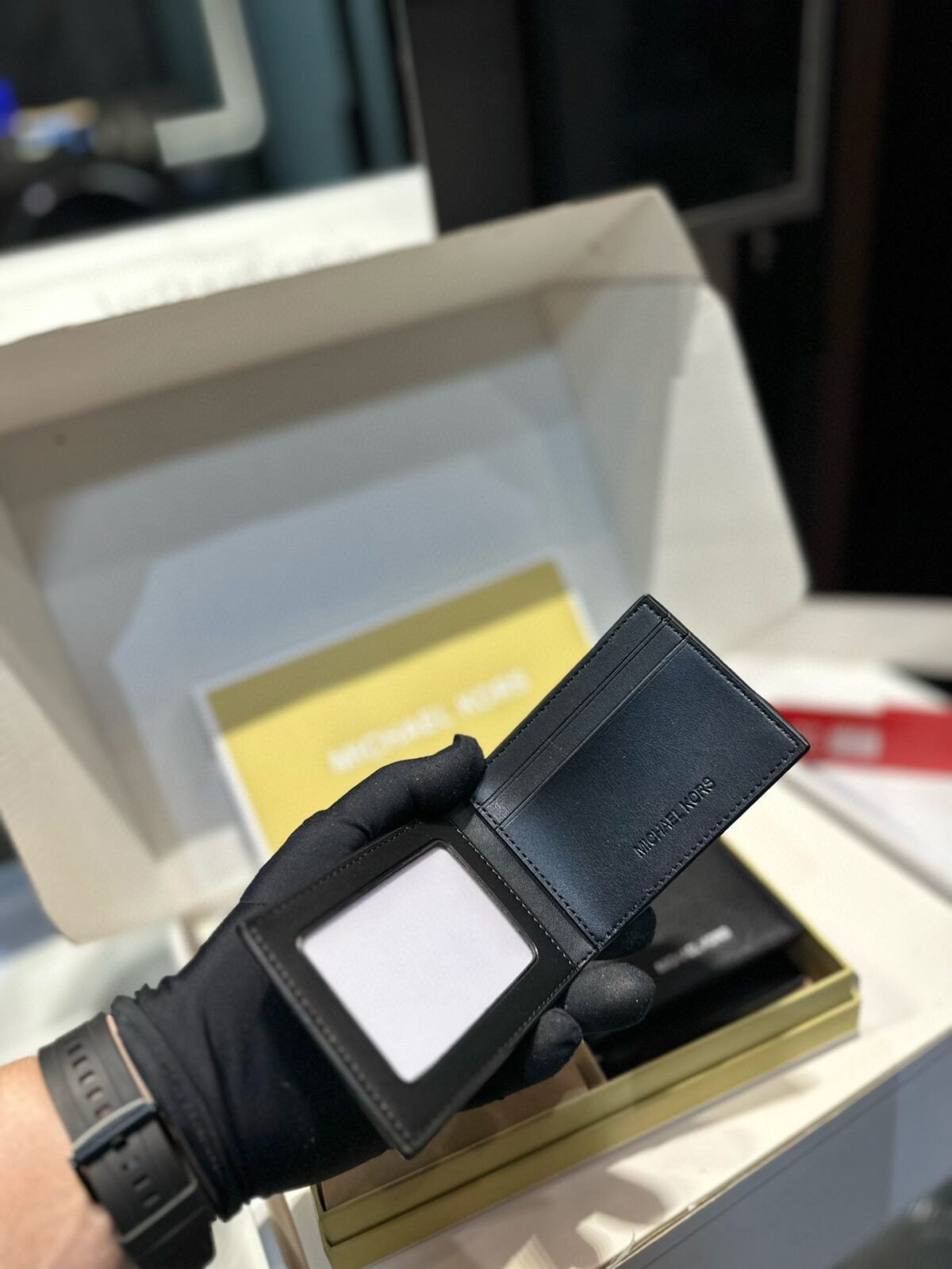 ⁦محفظة مايكل كورس الرجالية الجديدة⁩ - الصورة ⁦4⁩
