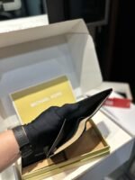 ⁦محفظة مايكل كورس الرجالية الجديدة⁩ - الصورة ⁦7⁩