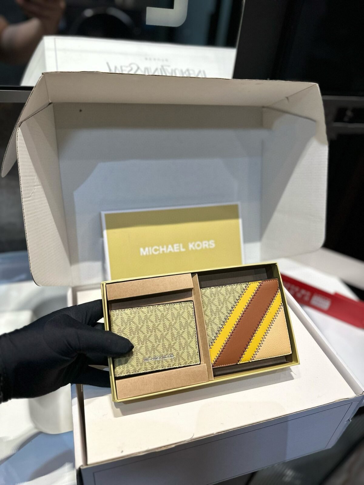 ⁦محفظة مايكل كورس الرجالية الجديدة⁩ - الصورة ⁦1⁩