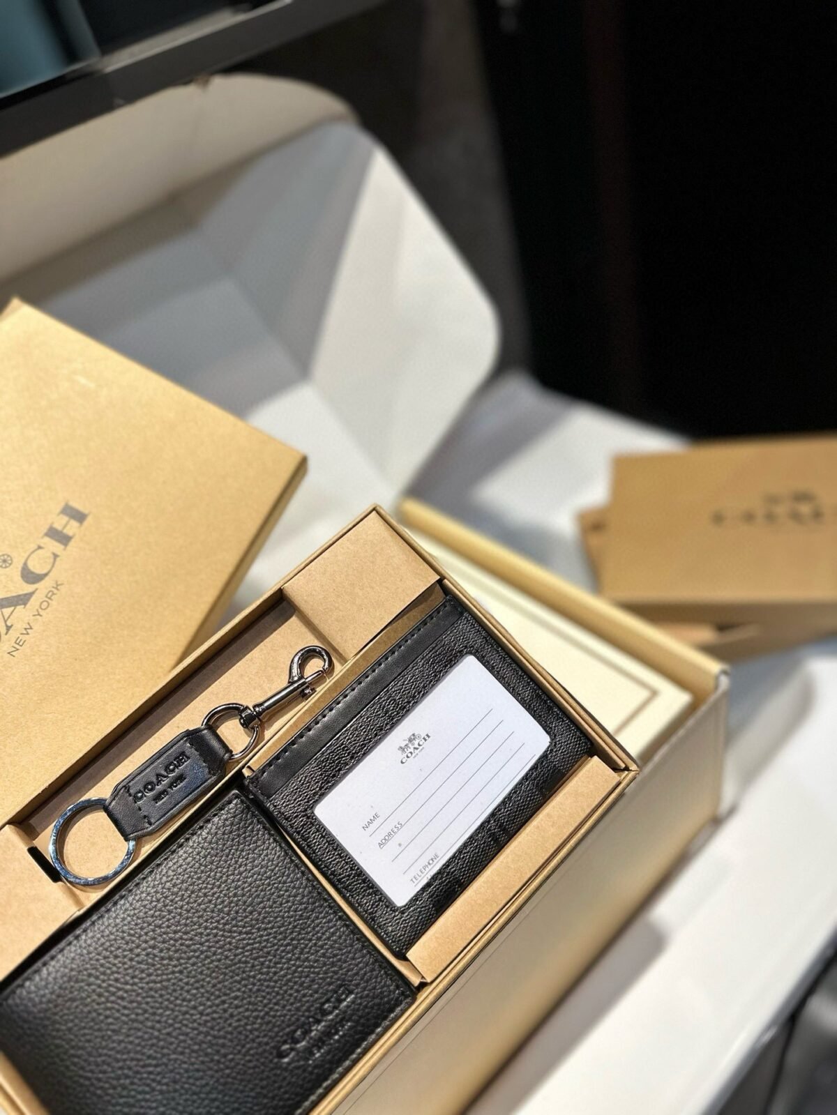 ⁦محفظة كوتش الجديدة⁩ - الصورة ⁦2⁩