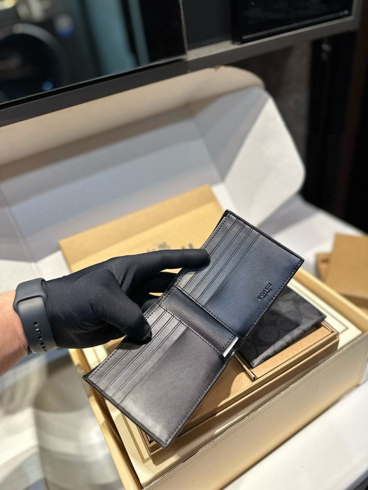 ⁦محفظة كوتش الجديدة⁩ - الصورة ⁦4⁩