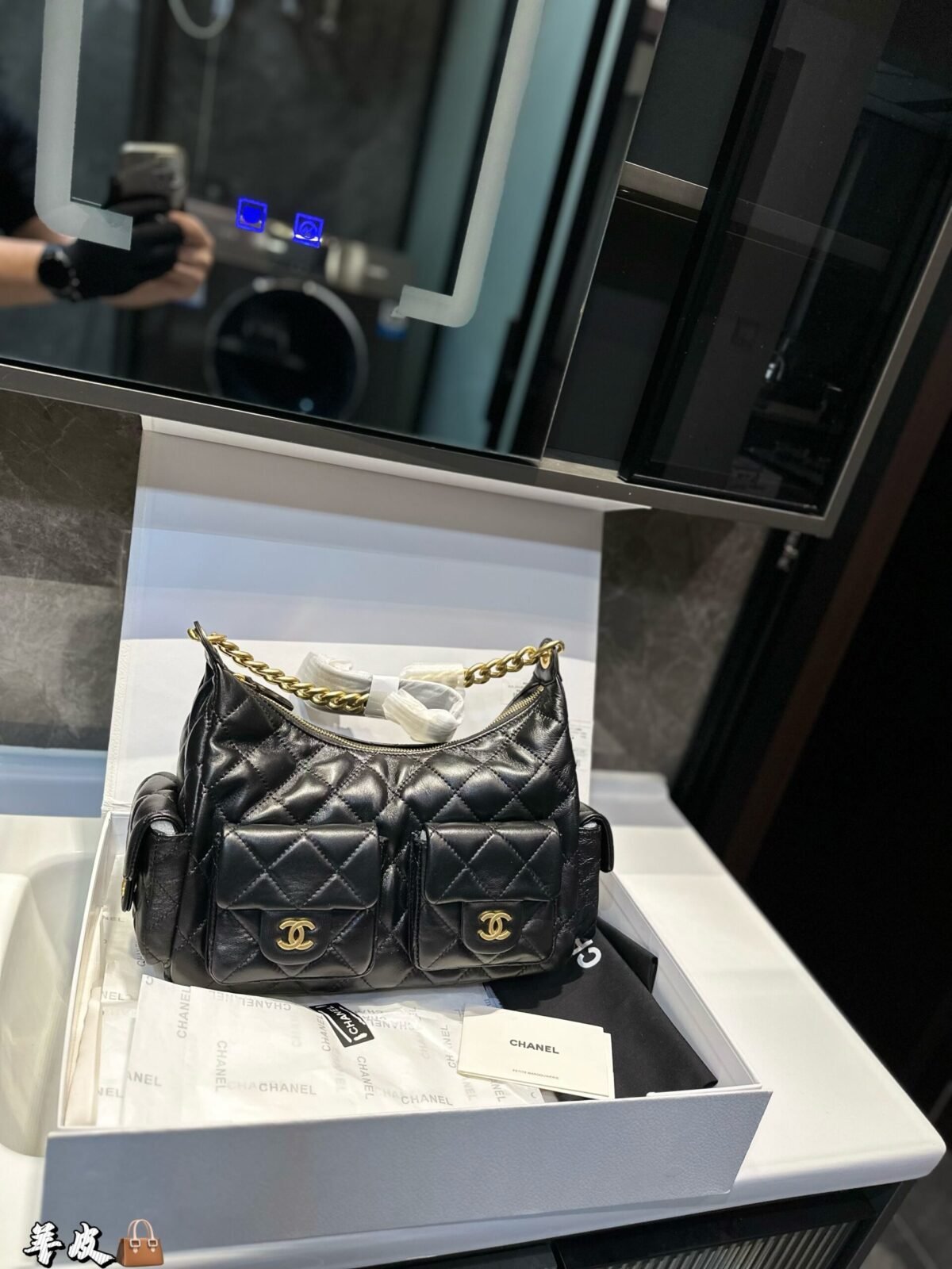 ⁦حقيبة شانيل هوبو أنيقة بلمسة كلاسيكية رائعة⁩ - الصورة ⁦1⁩