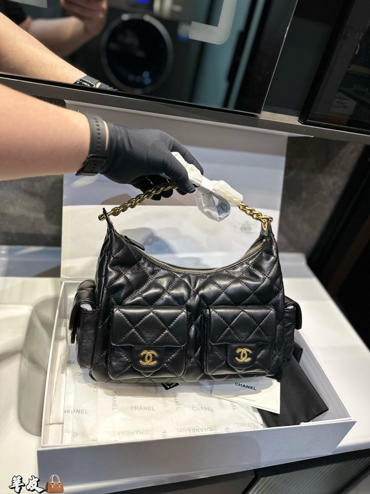 ⁦حقيبة شانيل هوبو أنيقة بلمسة كلاسيكية رائعة⁩ - الصورة ⁦2⁩