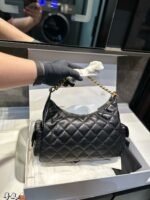 ⁦حقيبة شانيل هوبو أنيقة بلمسة كلاسيكية رائعة⁩ - الصورة ⁦3⁩